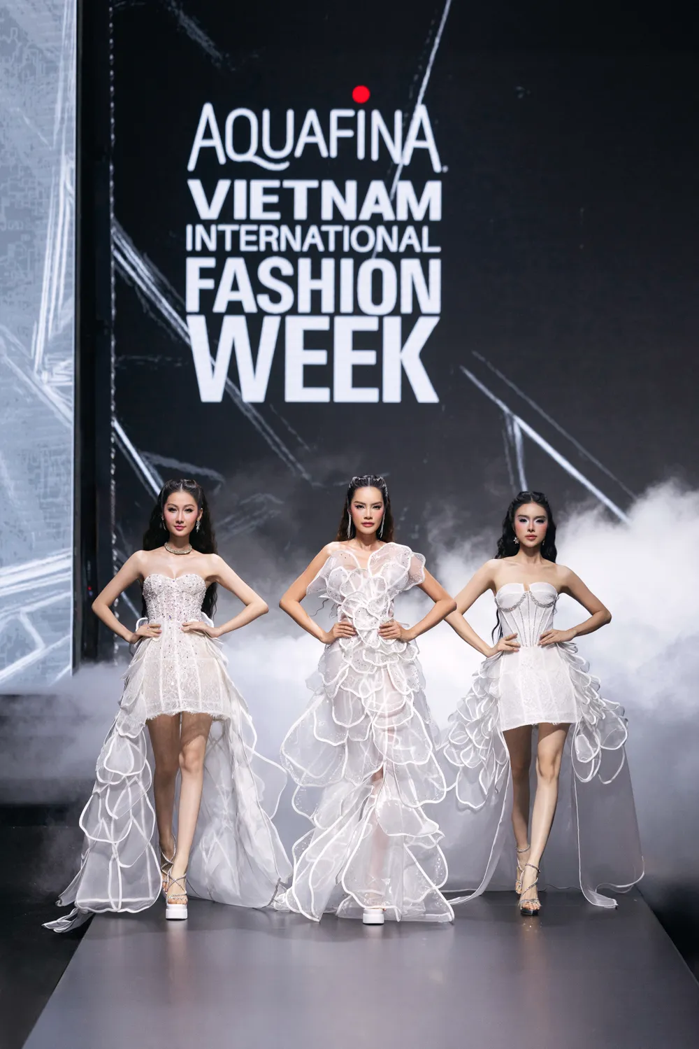 Các hoa hậu, á hậu trình diễn 2. 3 nà ng háºu Lê Hoà ng Phương, Quế Anh và Hạnh Nguyên trá» thà nh tâm Äiá»m khi cùng sải bưá»c vá» trà vedette trong BST âAura Bloomâ.jpeg