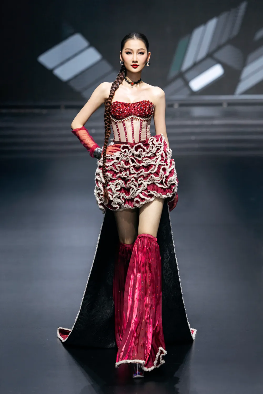 6. Hoa háºu Quế Anh â nà ng thÆ¡ quen thuá»c cá»§a NTK Äặng Trá»ng Minh Châu â là m chá»§ sà n runway vá»i phong thái kiêu hãnh..jpeg