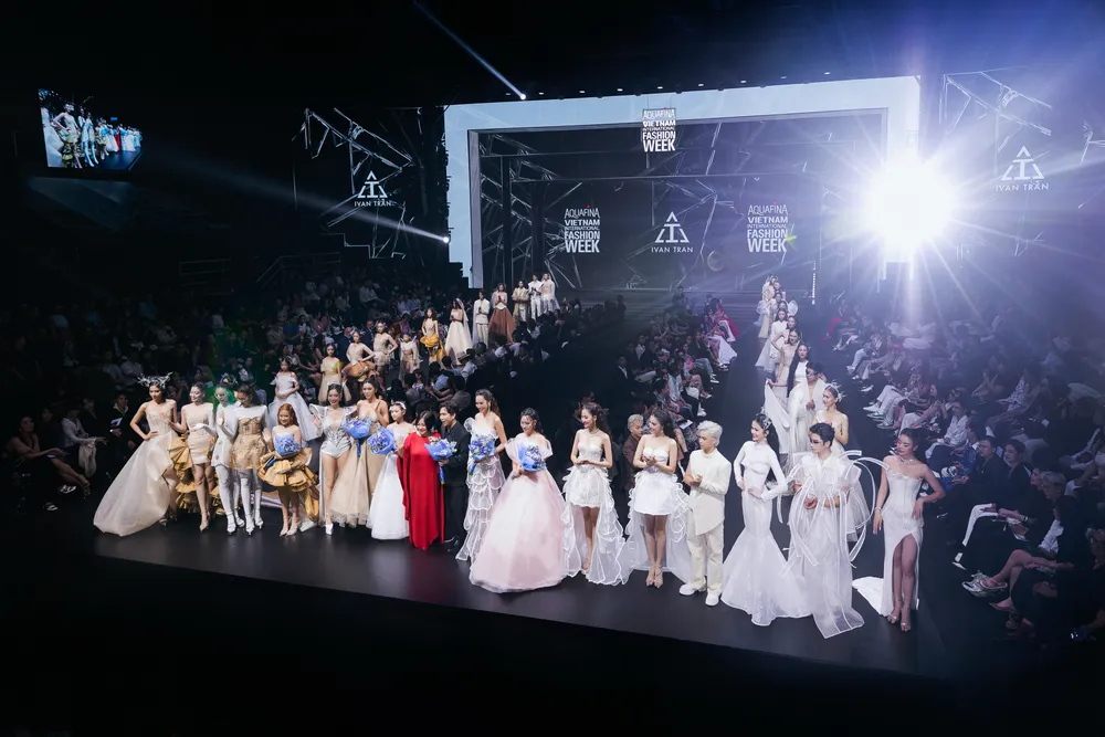 Show diễn của NTK Ivan Trần 6. NTK Ivan Trần kết mà n cá»±c hoà nh tráng tại AVIFW SS 2025.jpeg