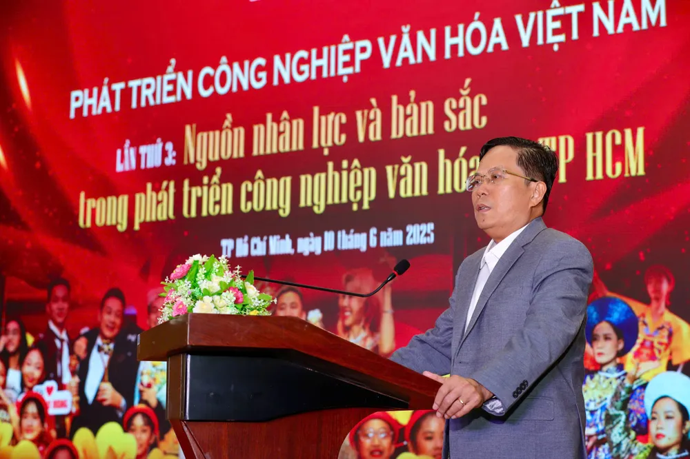 Editor-in-Chief of Lao Dong Newspaper To Dinh Tuan speaks at the seminar z668958129618008ef737fb0f9676c0c854a517fd89cba-1749521513022616018547.jpg