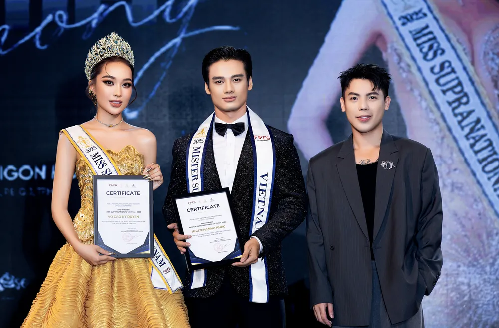 MC Minh Khắc (giữa) đại diện Việt Nam tham dự Mister Supranational 2025 Ảnh chụp Màn hình 2025-06-15 lúc 22.49.33.png