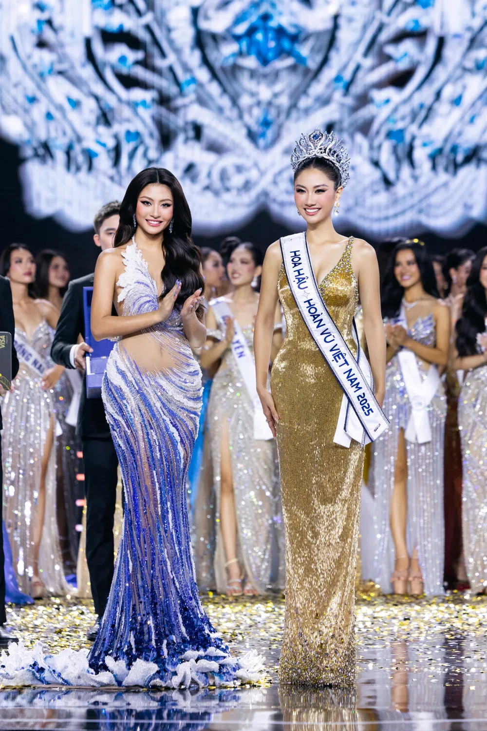 Hoa hậu Bùi Xuân Hạnh trao vương miện cho Nguyễn Hoàng Phương Linh 0062MCOVN GF2025 FOTO KIENGCAN .jpeg