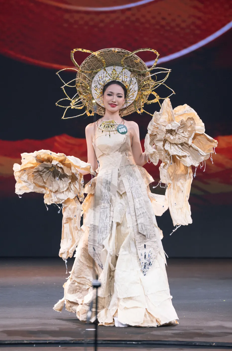 Trình diễn Trang phục tái chế Ảnh chụp Màn hình 2025-06-23 lúc 13.59.01.png