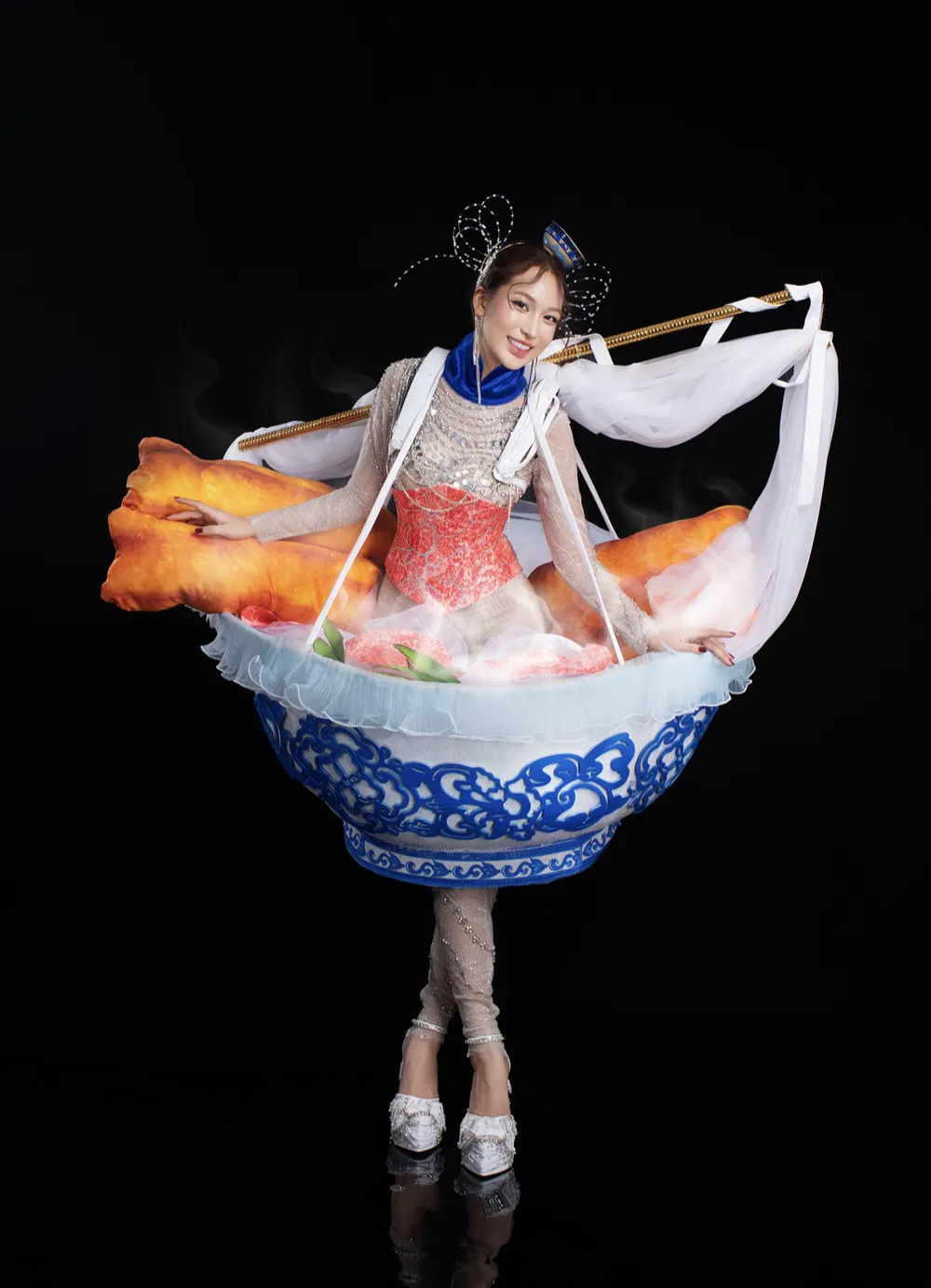 Kỳ Duyên trong trang phục "Phở nhớ nhung" Ảnh chụp Màn hình 2025-06-27 lúc 19.09.24.png