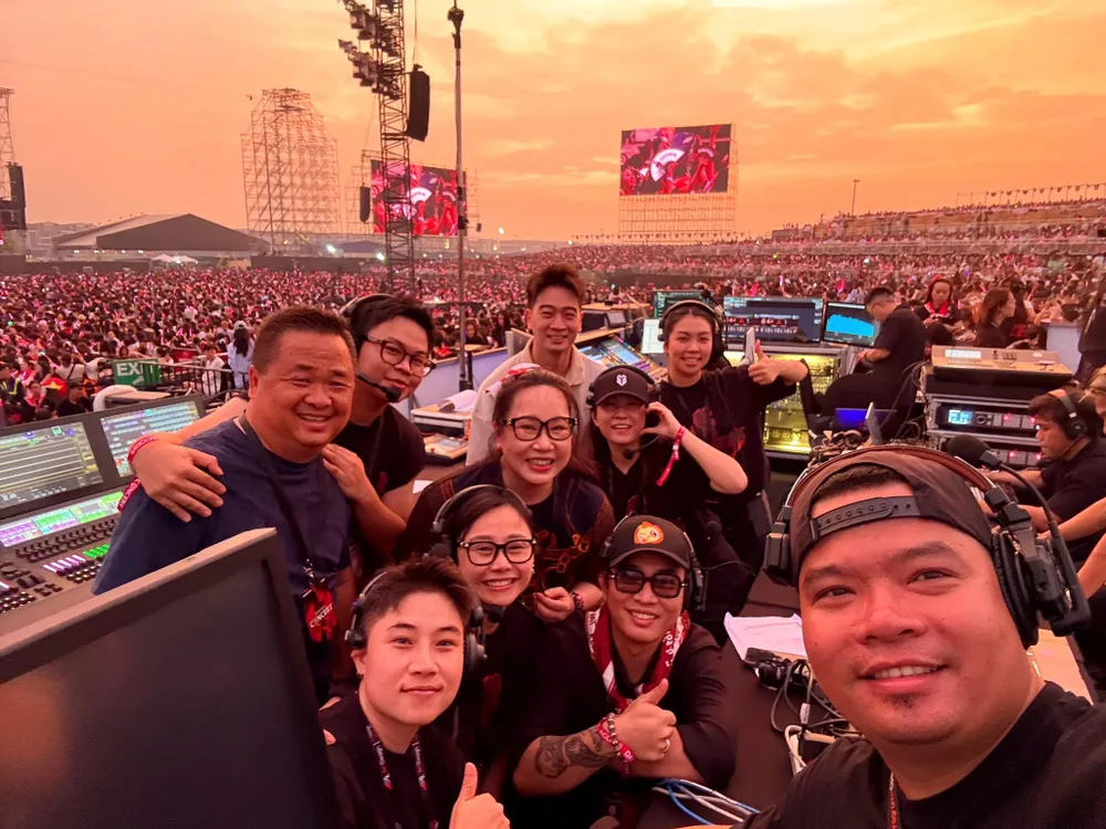 Dinh Ha Uyen Thu (bottom left corner) and colleagues at the concert 506460385_23963192879942366_517254452624715605_n.jpg