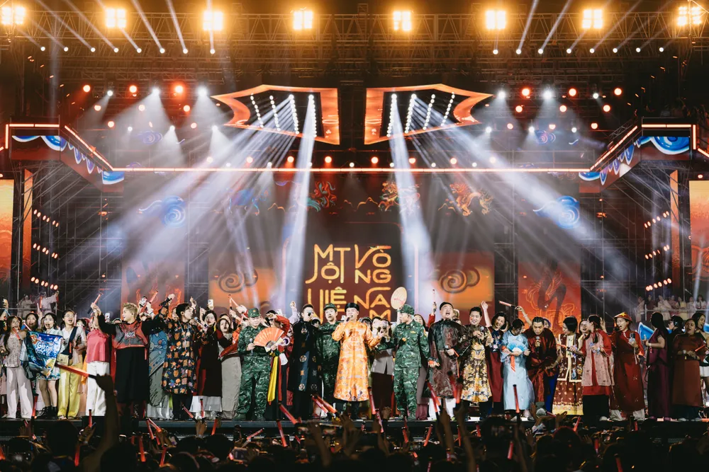 Traditional national values and origins are still conveyed through performances. Hà ng chục ngà n Gai con cùng mặc trang phục truyá» n thống Việt Nam đến Day 3 xác láºp ká»· lục Guiness.JPG