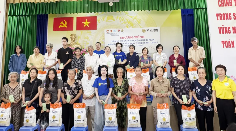 សកម្មភាពមើលថែជនក្រីក្រក្នុងវួដ Cau Kieu ក្នុងកម្មវិធី “ដំណើរនៃការចែករំលែក - ភ្ជាប់ស្នេហា” 0a5a07237881cedf9790.jpg
