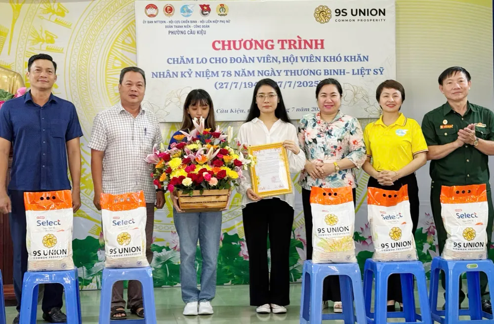 តំណាងសហជីពវួដ Cau Kieu ជូនកម្រងផ្កាថ្លែងអំណរគុណចំពោះតំណាងសមាគមសេដ្ឋកិច្ចពិភពលោក 9S UNION 419dd36e9fcc299270dd.jpg