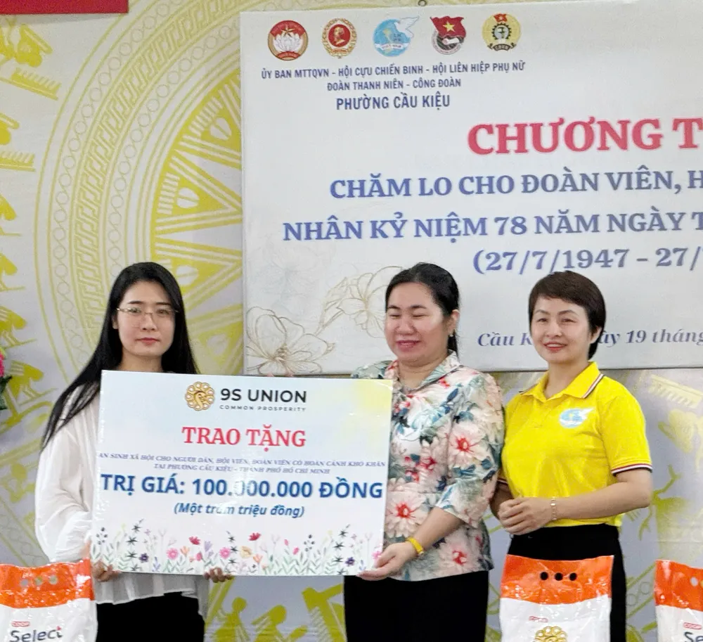 លោកស្រី Nguyen Thi Bich Van ជានិមិត្ដរូបបង្ហាញការគាំទ្រដល់ប្រជាជនតាមរយៈតំណាងសហជីពវួដ Cau Kieu។ 73fbc146b1e407ba5ef5.jpg