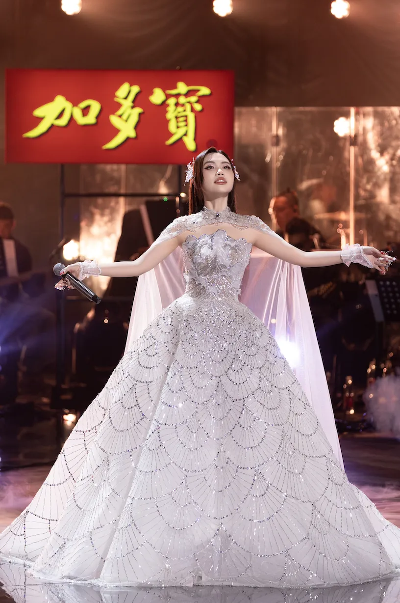 Phương Mỹ Chi trình diễn 2 tiết mục Ảnh chụp Màn hình 2025-07-27 lúc 18.11.41.png