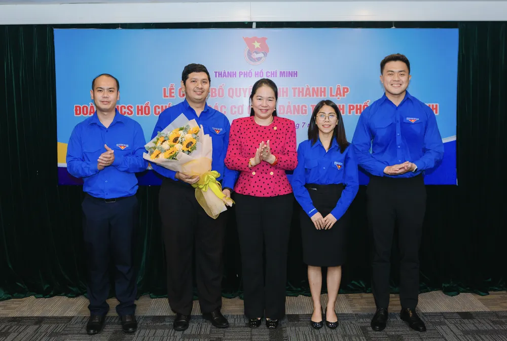 Đồng chí Lê Thị Hồng Nga, Phó Bí thư Đảng ủy các cơ quan Đảng TPHCM tặng hoa chúc mừng Ảnh chụp Màn hình 2025-07-30 lúc 16.53.59.png
