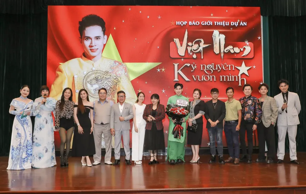 Nguyên Vũ và ê-kip thực hiện dự án Ảnh chụp Màn hình 2025-08-06 lúc 19.06.08.png