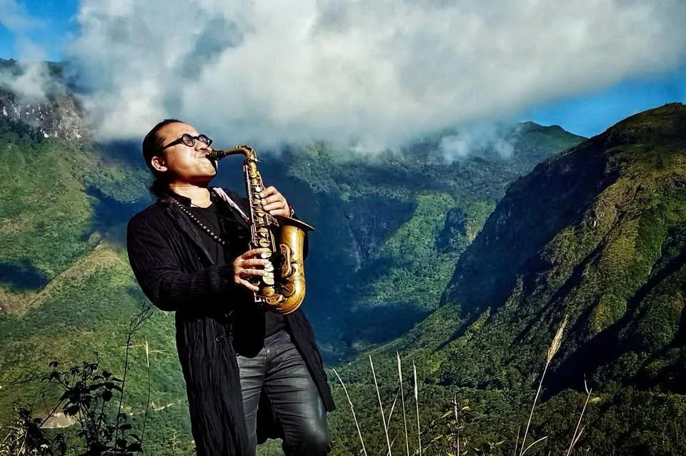 អ្នកនិពន្ធ Saxophonist Tran Manh Tuan 476614835_10236965158527967_7804613433746403007_n.jpg