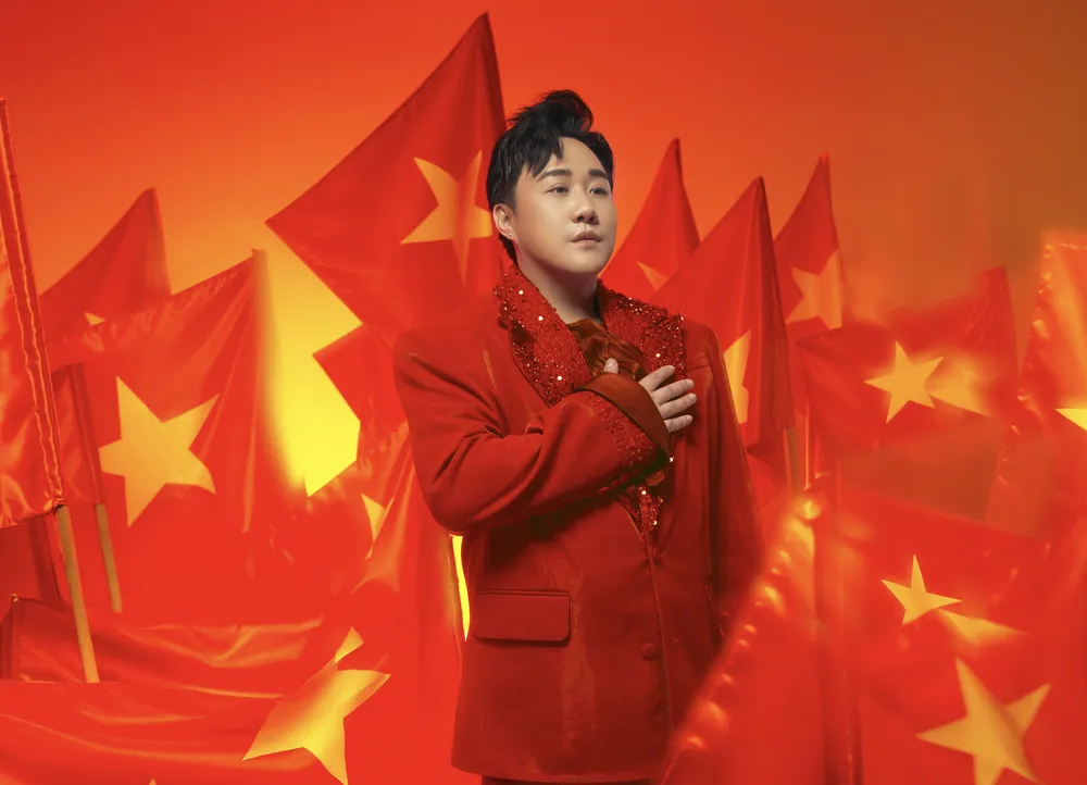 Từ hạt lúa vàng đến Quốc kỳ đỏ, Trung Quân khắc họa dáng hình quê hương trong MV "Hạt ngọc trắng" Ảnh chụp Màn hình 2025-08-22 lúc 10.10.50.png