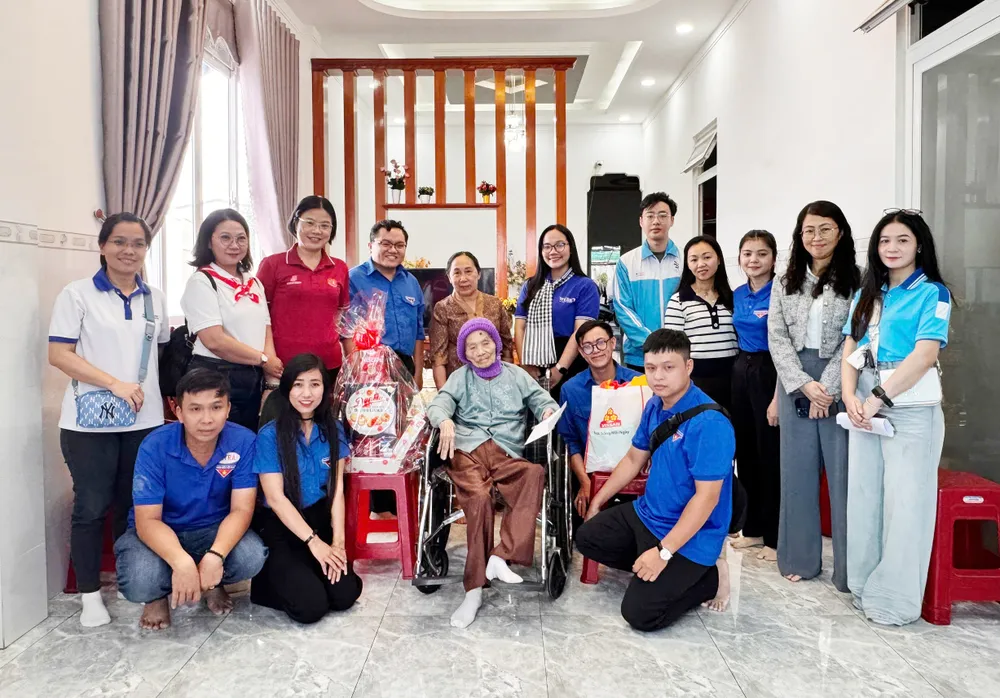 Đoàn thăm Mẹ Việt Nam Anh hùng Thái Thị Tương. Ảnh: THỤY QUYÊN 39fc8c05c99141cf1880.jpg