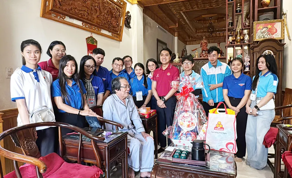 Đoàn thăm Anh hùng Lực lượng Vũ trang Mai Thanh Minh. Ảnh: THỤY QUYÊN db0adcf296661e384777.jpg