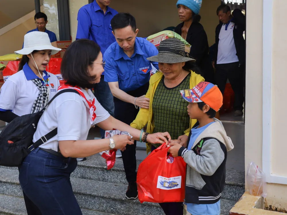 Chăm lo, tặng quà người dân. Ảnh: THỦY TIÊN IMG_8095.jpg