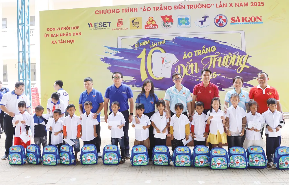Trao áo trắng, học bổng cho học sinh khó khăn tại tỉnh Lâm Đồng. Ảnh: THỦY TIÊN IMG_8417.jpeg