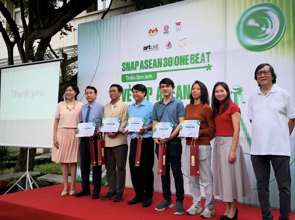 Trao các giải khuyến khích Ảnh chụp Màn hình 2025-08-25 lúc 18.31.48.png