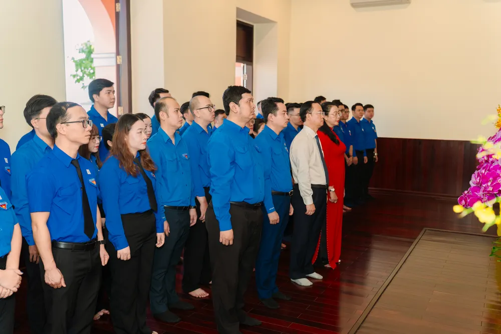 Dâng hương, dâng hoa tưởng niệm Chủ tịch Hồ Chí Minh DNX02047.JPG