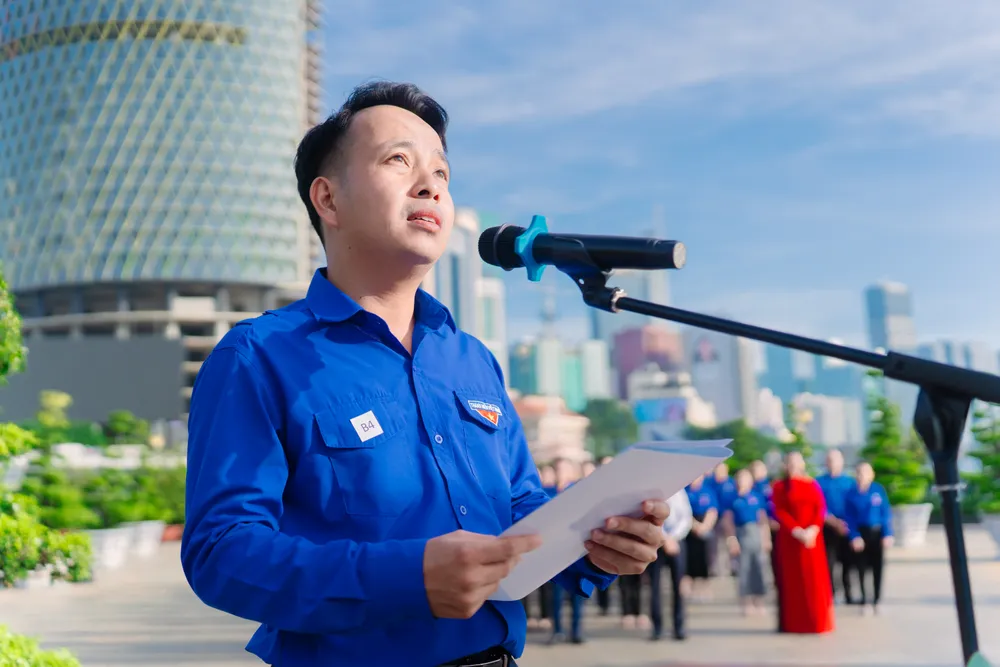 Đồng chí Nguyễn Trần Minh Trí, Ủy viên Ban Chấp hành Đoàn các cơ quan Đảng TPHCM, Bí thư Đoàn Báo Người Lao Động, đại diện các gương tiêu biểu báo công trước tượng đài Bác Hồ DNX02083.JPG