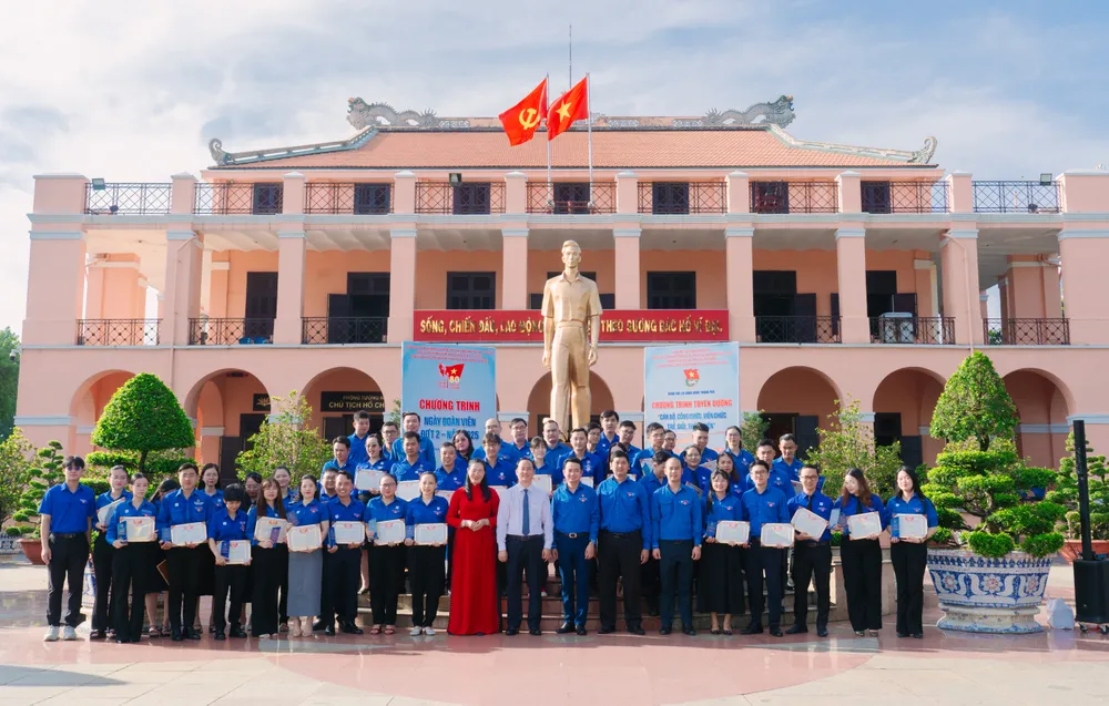 Tuyên dương các gương tiêu biểu cho tinh thần xung kích, sáng tạo, dám nghĩ dám làm của tuổi trẻ DNX02145.JPG