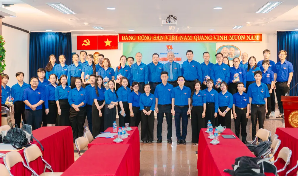 Đông đảo đoàn viên tham dự buổi sinh hoạt DNX02249.JPG