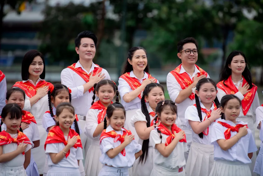 Ca sĩ Nguyễn Phi Hùng, MC Quỳnh Hoa và các em thiếu nhi cùng đồng diễn 515493915_1405908687162064_2905581903833746324_n.jpg