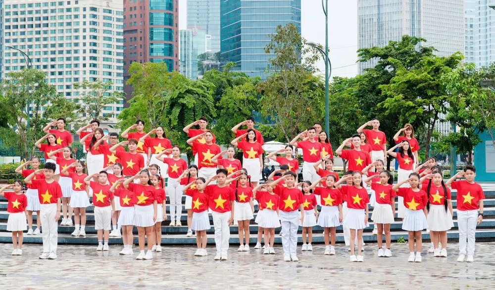 Các nghệ sĩ, thiếu nhi biểu diễn trong MV “Kiếp sau vẫn là người Việt Nam” 539849153_756806600392276_5608115275727583390_n.jpg