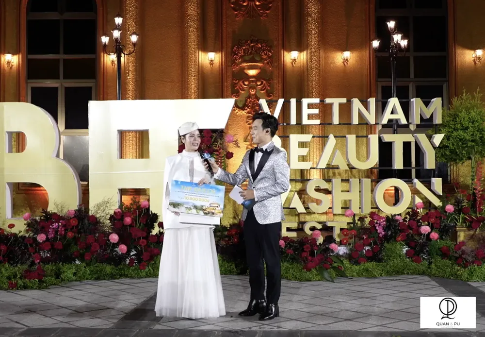 Ca sĩ - diễn viên Nhật Kim Anh nhận giải nghệ sĩ nổi bật nhất sự kiện Ảnh chụp Màn hình 2025-08-31 lúc 08.03.52.png