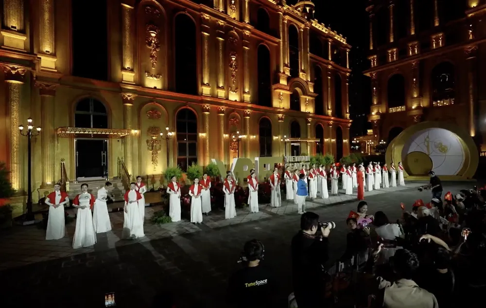 Tất cả khán giả cùng hòa giọng ca khúc "Giai điệu tự hào" trong chương trình Ảnh chụp Màn hình 2025-08-31 lúc 08.16.22.png