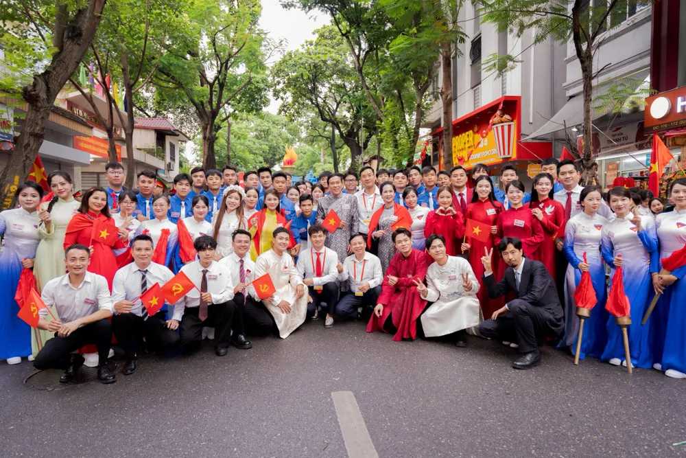 Đại diện nghệ sĩ Khối Văn hóa - Thể thao. Ảnh: FBNS 540658853_1314360383395104_7225107163745432687_n.jpg