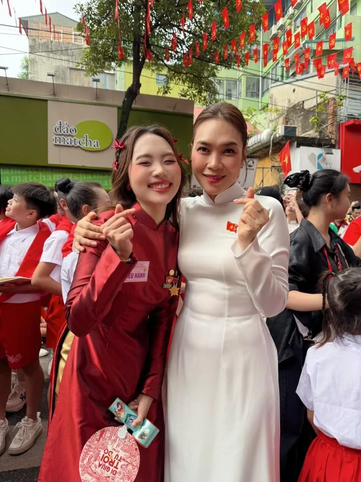 Mỹ Tâm và Phương Mỹ Chi 540915832_1315036346657250_4416591247365103907_n.jpg