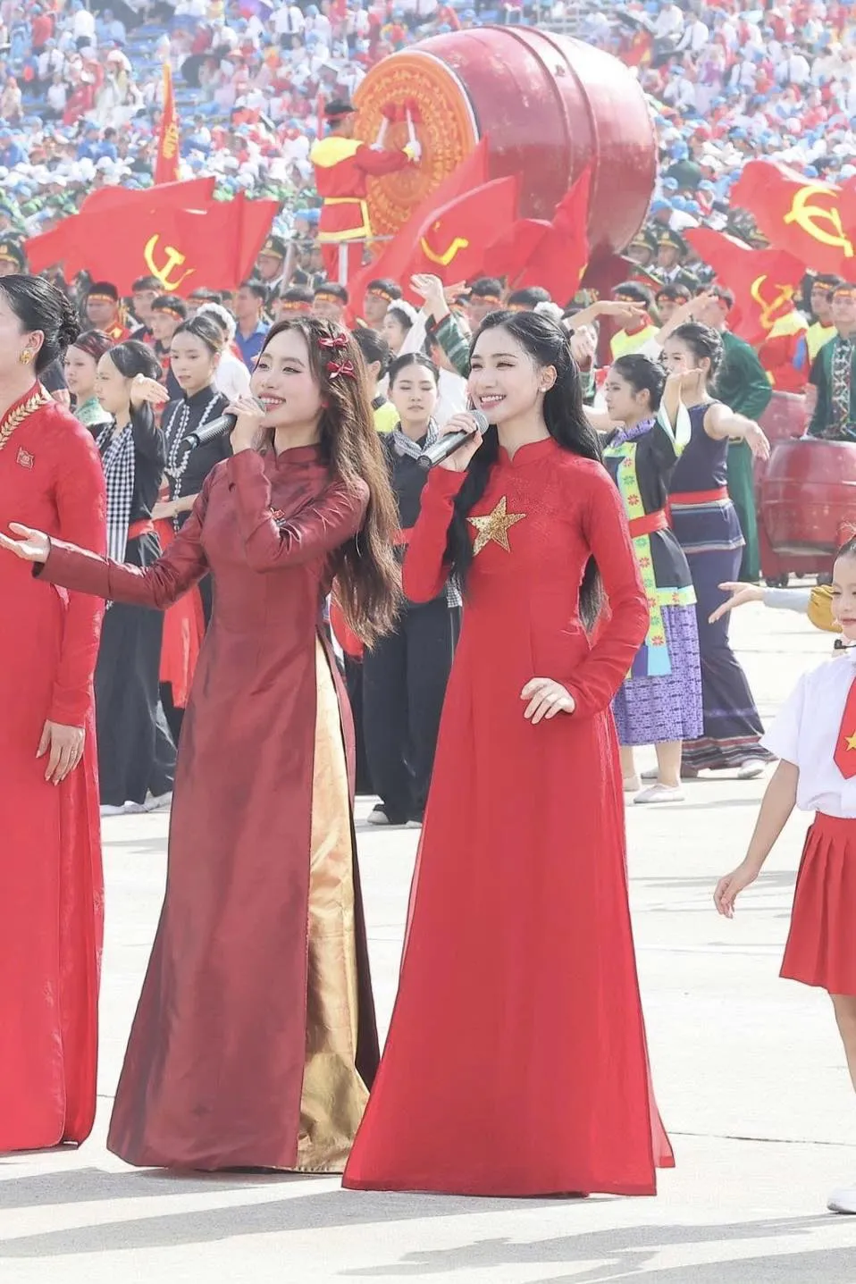 Phương Mỹ Chi và Hòa Minzy. Ảnh: FBNS 541362881_1326034365546877_7455802562087878648_n.jpg