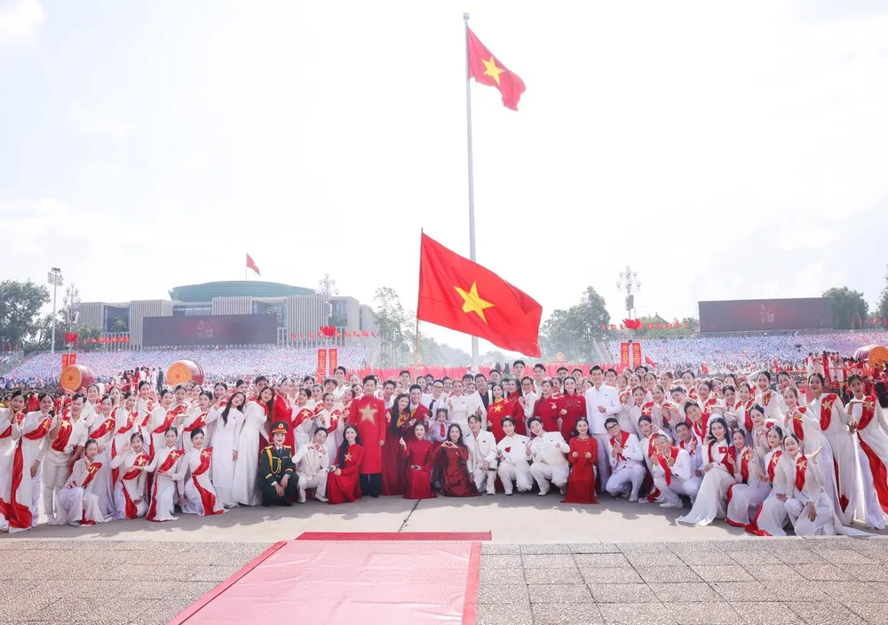 Nghệ sĩ Khối Văn hóa - Thể thao. Ảnh: FBNS Hòa Minzy 541443572_1326034368880210_6296113438420478887_n.jpg