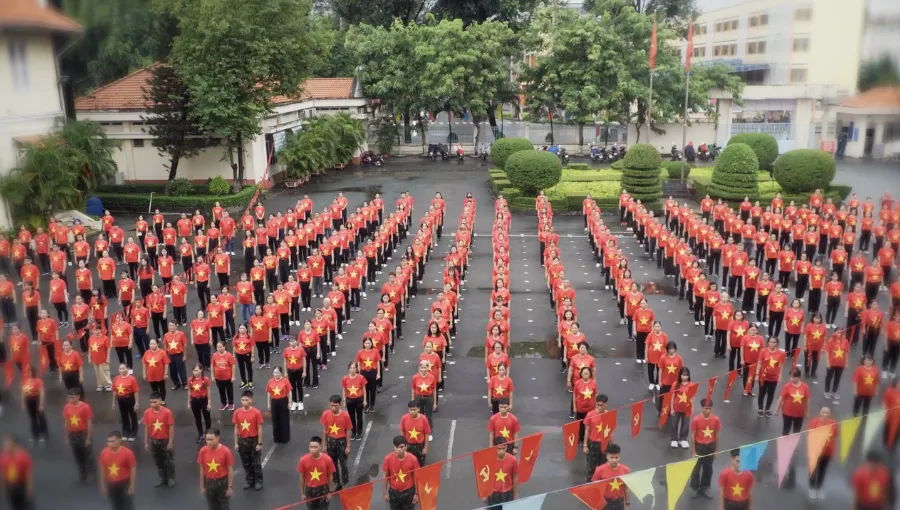 Người dân TPHCM đồng diễn ca khúc "Việt Nam - Tự hào tiếp bước tương lai" Ảnh chụp Màn hình 2025-09-02 lúc 11.37.51.png