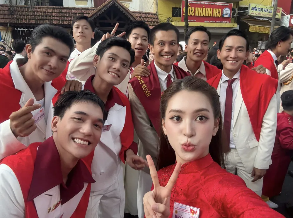 Hoa hậu Tiểu Vy và các diễn viên trong phim "Mưa đỏ" Ảnh chụp Màn hình 2025-09-02 lúc 12.15.10.png