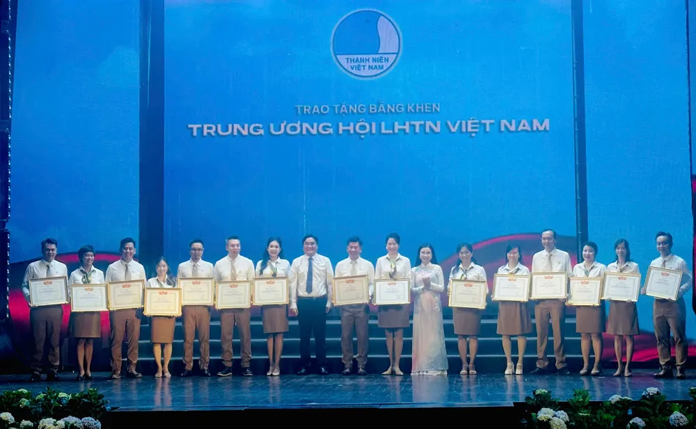 Tập thể và các cá nhân nhận bằng khen z6977640198650_02d141b6165db9e7eab34ef7c9bf8065.jpg
