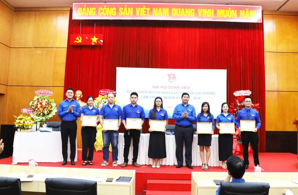 Đồng chí Bùi Hữu Hồng Hải, Bí thư Đoàn các cơ quan Đảng Thành phố và đồng chí Nguyễn Trường Giang, Phó Bí thư Đoàn các cơ quan Đảng Thành phố trao bằng khen cho các tập thể, cá nhân aIMG_9443.jpg