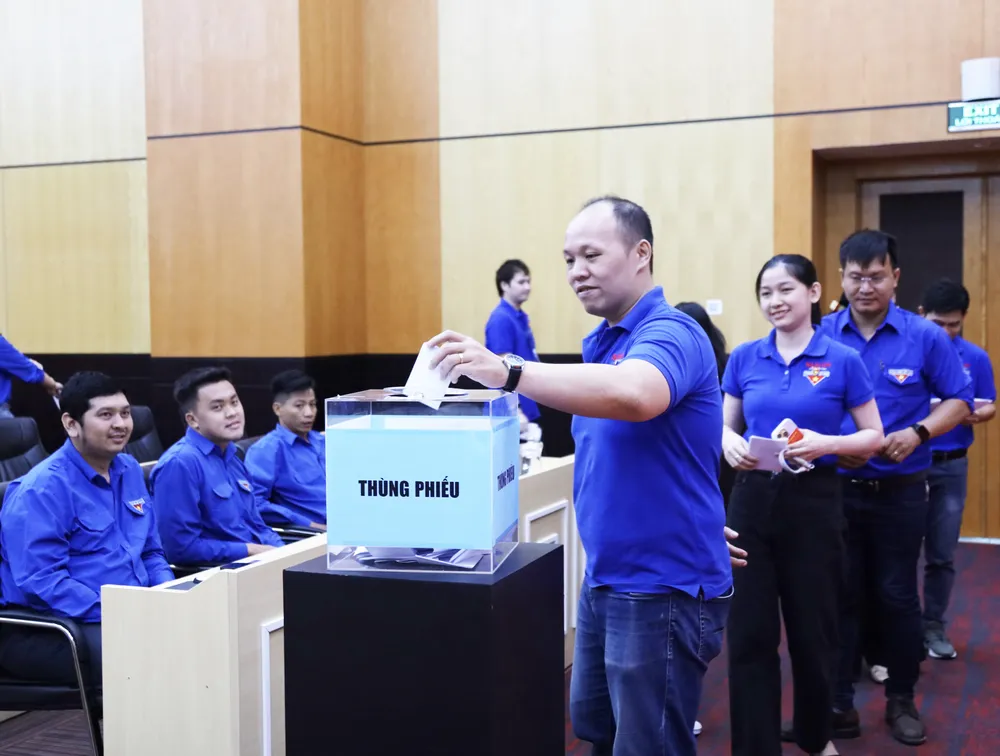Đoàn viên bỏ phiếu bầu cử Ban chấp hành Đoàn Báo nhiệm kỳ mới. Ảnh: THỦY TIÊN Ảnh chụp Màn hình 2025-09-06 lúc 21.05.57.png
