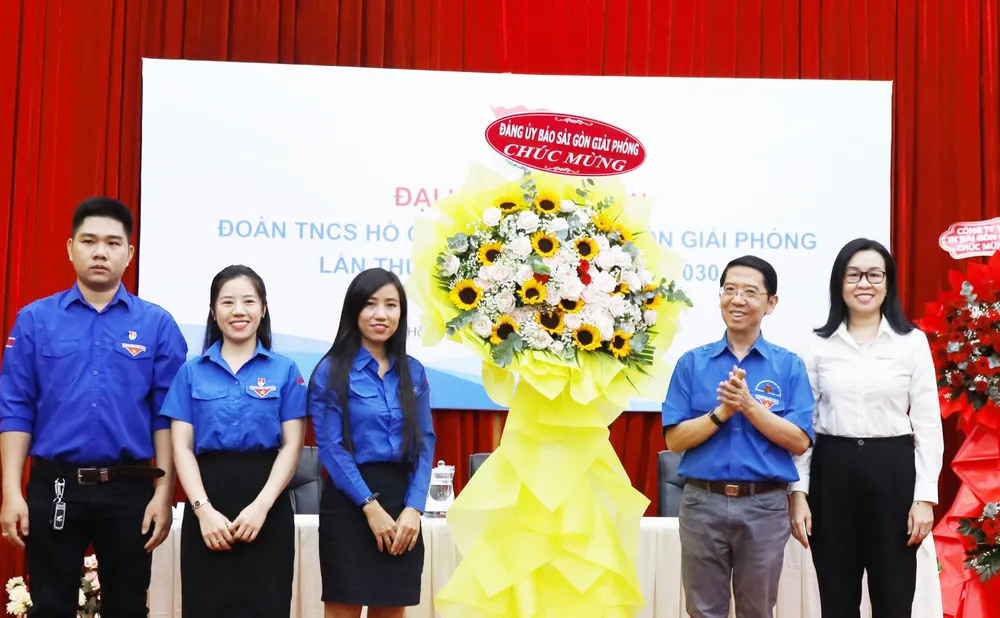 Đảng ủy Báo SGGP trao hoa chúc mừng Đại hội. Ảnh: THỦY TIÊN deeee.jpg