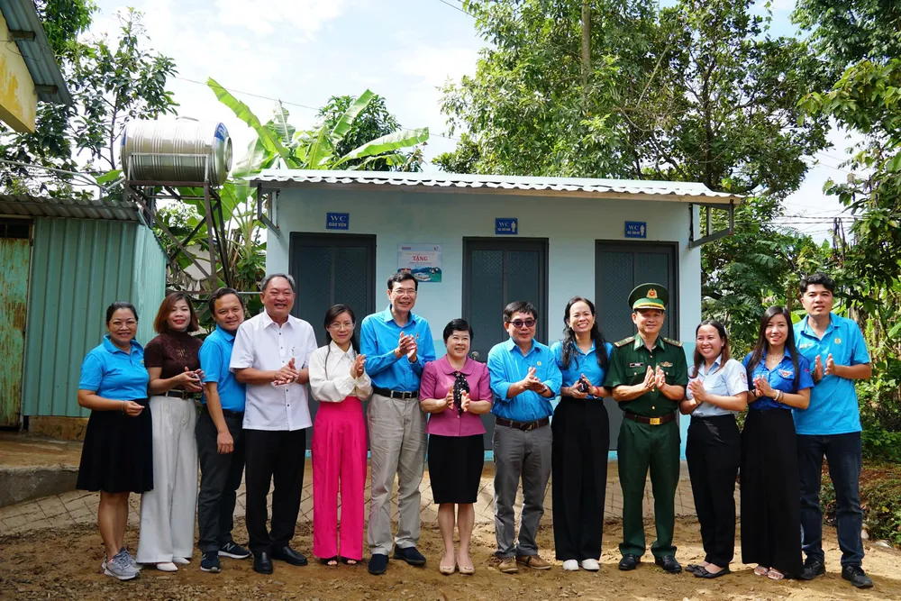 Đoàn Thanh niên phối hợp Công đoàn SGGP tổ chức chương trình “Thắp sáng niềm tin - Vượt khó đến trường” tại Trường Tiểu học Bù Gia Mập (tỉnh Bình Phước, nay là tỉnh Đồng Nai) H10- Đoàn Thanh niên phối hợp Công đoàn tổ chức chương trình Thắp sáng niềm tin - Vượt khó đến trường tại Bình Phước năm 2024.jpg