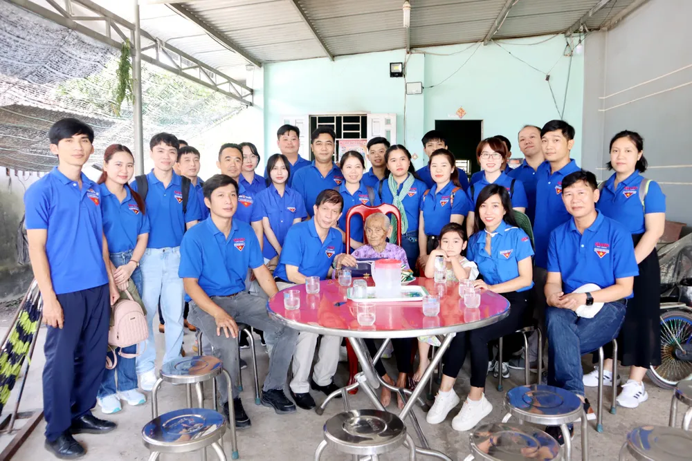 Đoàn viên thăm và tặng quà Mẹ Việt Nam Anh hùng Đặng Thị Thu (Củ Chi) H7- Ngày 24-3-2024, Đoàn Thanh niên Báo Sài Gòn Giải Phóng thăm và tặng quà Mẹ Việt Nam Anh Hùng Đặng Thị Thu tại huyện Củ Chi (3).jpg