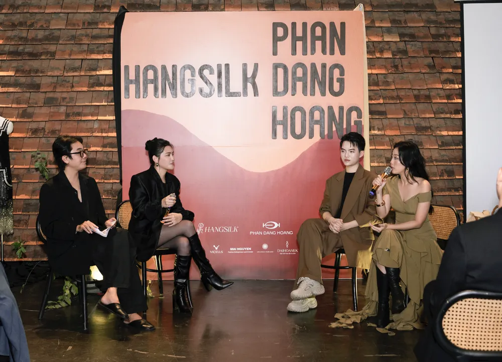 NTK Phan Đăng Hoàng (thứ hai từ phải sang) và đại diện Hangsilk công bố BST mới "LACQUER" Ảnh chụp Màn hình 2025-09-11 lúc 20.22.06.png