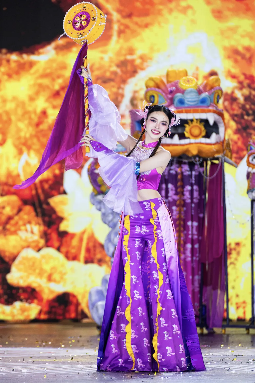 Á hậu Hạnh Nguyên trong thiết kế “Phi Nghê Thiên Vân” Ảnh chụp Màn hình 2025-09-12 lúc 09.29.46.png