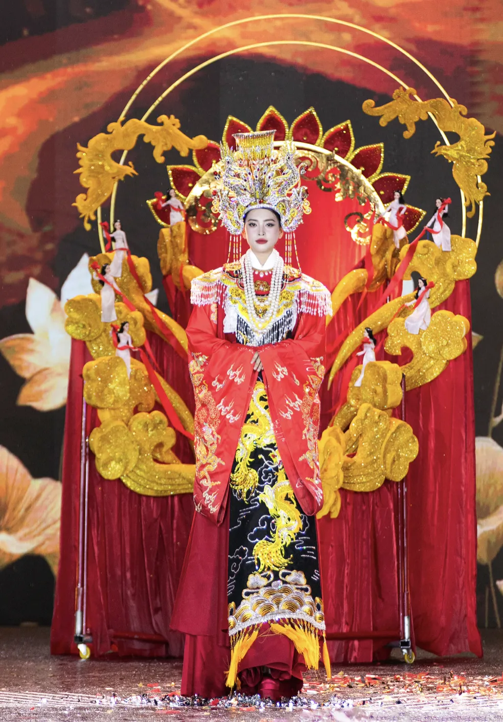 Hoa hậu Trần Tiểu Vy với thiết kế "Cửu Hoa Nghinh Thánh" Ảnh chụp Màn hình 2025-09-12 lúc 09.35.25.png