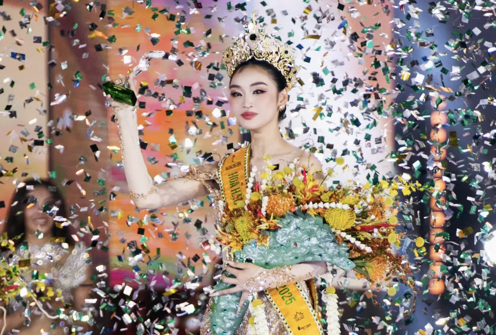 Nguyễn Thị Yến Nhi đăng quang Hoa hậu Hòa bình Việt Nam 2025 Ảnh chụp Màn hình 2025-09-15 lúc 02.21.43.png