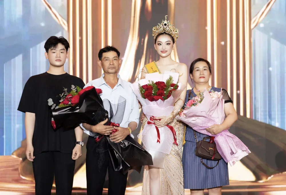 Hoa hậu Yến Nhi và gia đình Ảnh chụp Màn hình 2025-09-24 lúc 19.04.17.png