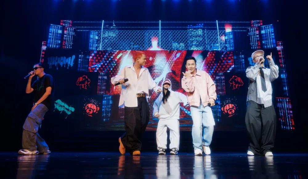 Các nghệ sĩ trong Anh trai vượt ngàn chông gai biểu diễn trong Fancon Đinh Tiến Đạt Ảnh chụp Màn hình 2025-09-29 lúc 10.54.23.png