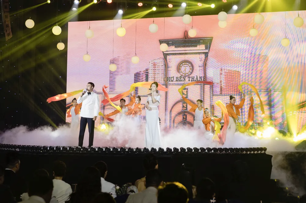 Nam vương Tuấn Ngọc song ca cùng Hoa hậu Quế Anh Ảnh chụp Màn hình 2025-09-29 lúc 11.44.14.png